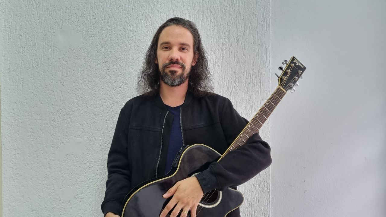 michel gaiba voz e violão ubatuba caraguatatuba.jpg